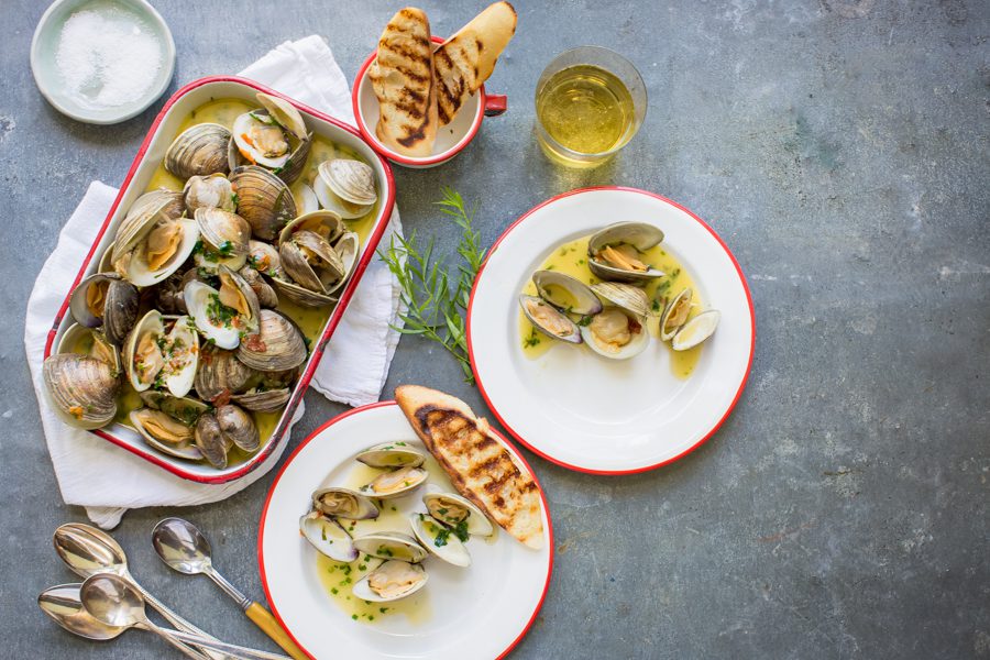 Clams_steamed_with_tarragon_Tableanddish-